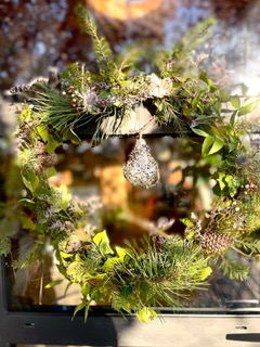 Couronnes de Noël, teinture végétale, gouter et ambiance chaleureuse avec l&rsquo;artiste Margot Reverdy